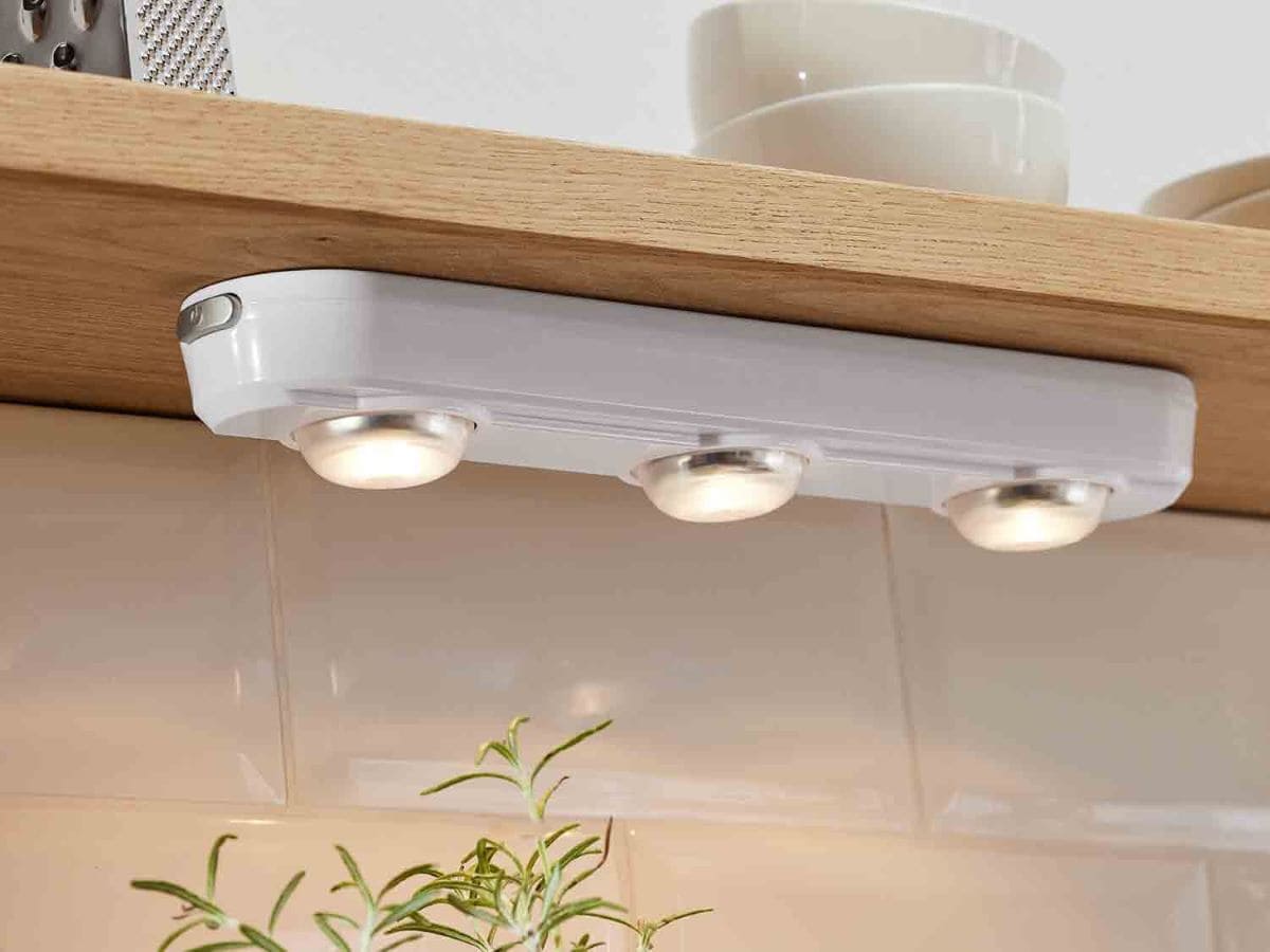 Regleta LED de bajo mueble