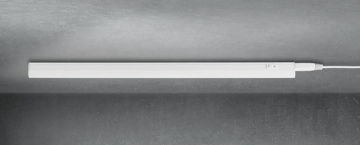 Regleta LED minimalista de bajo mueble