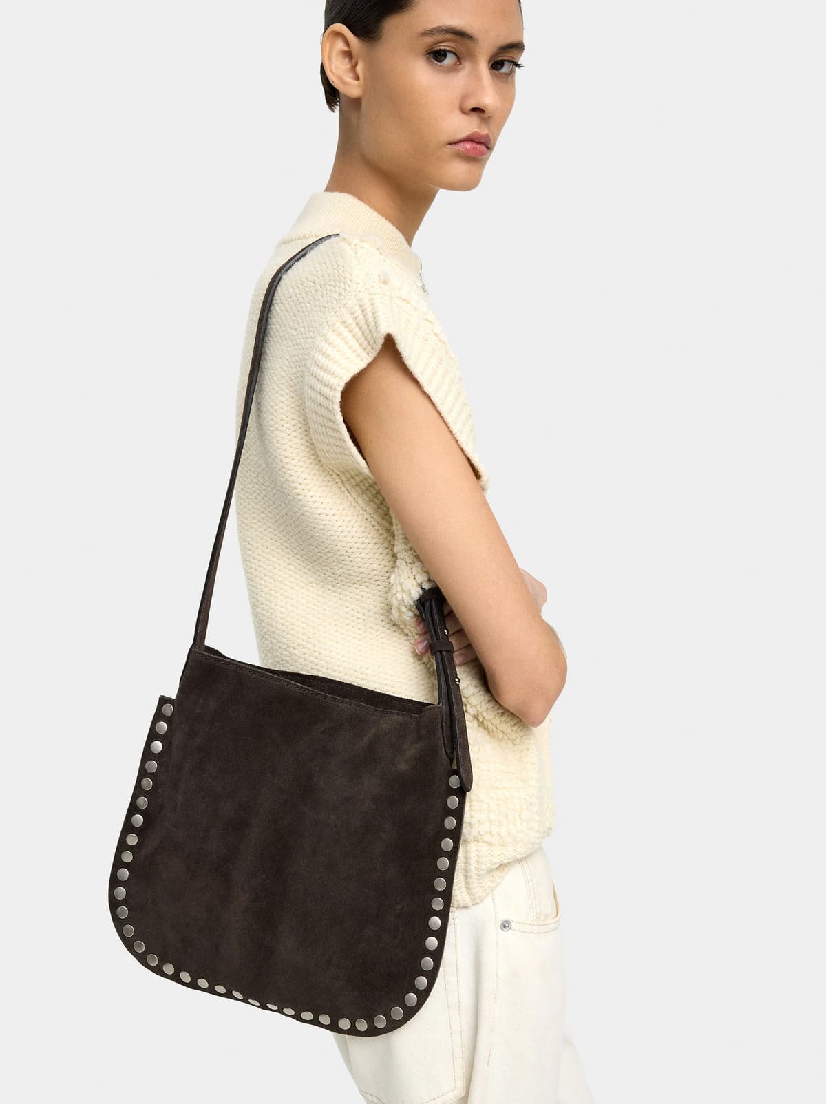 Bolso bandolera de piel con tachuelas