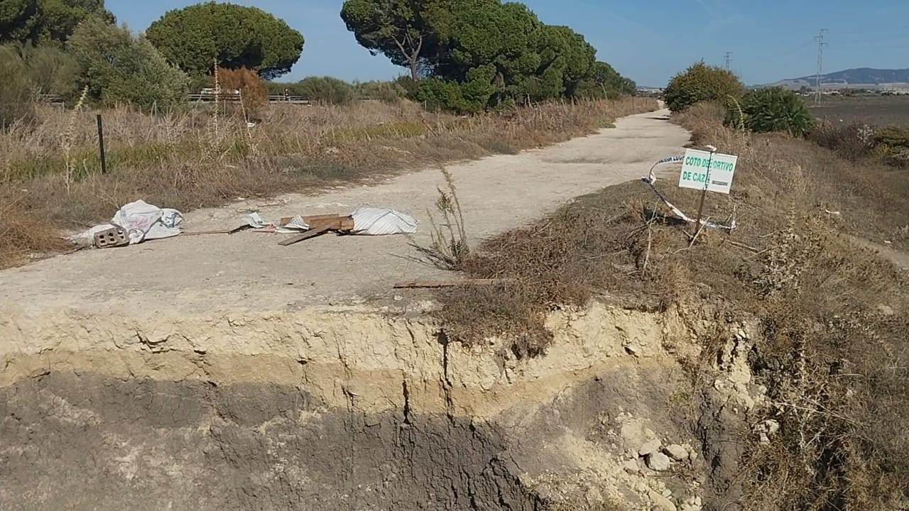 Un año después, el socavón de la AP-4 sigue abierto y los vecinos exigen una reparación inmediata