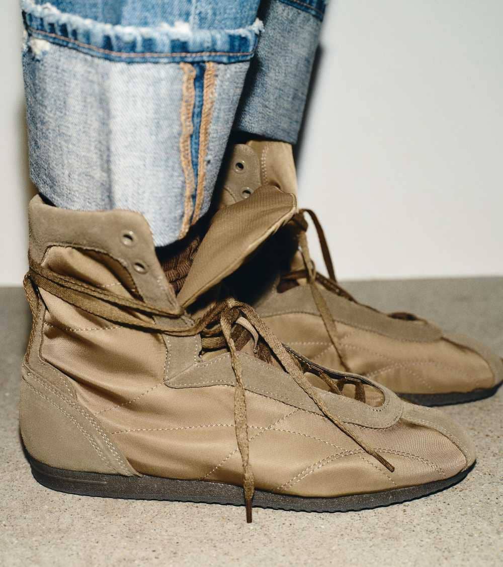 Zapatilla botín deportiva de Zara