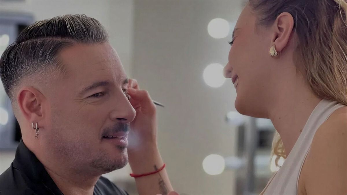 Andy siendo maquillado por su pareja Clara Gonçalves