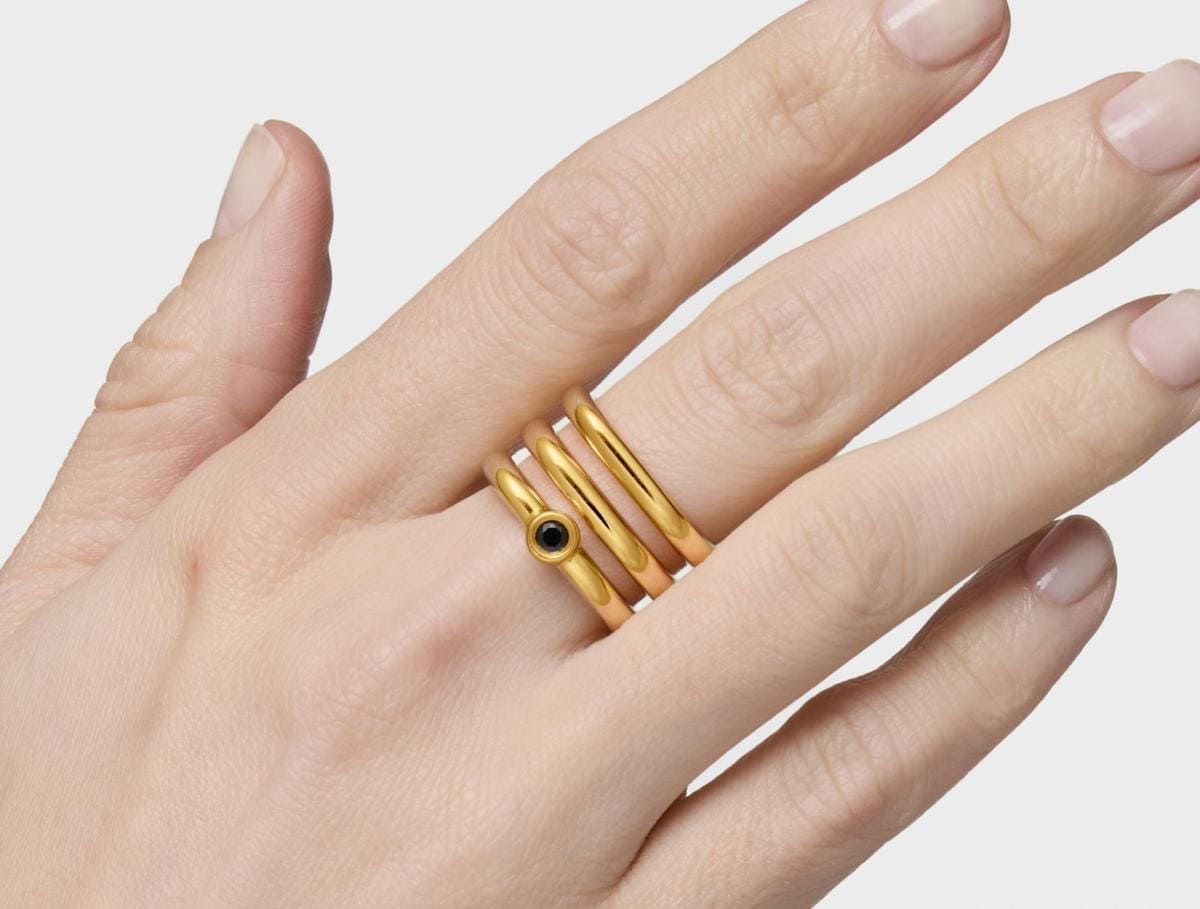 Anillo triple con baño de oro 18 kt sobre plata y espinela negra Line de TOUS