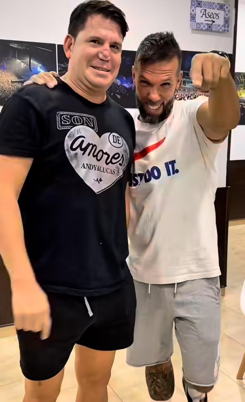 Lucas y un trabajador de la Escuela