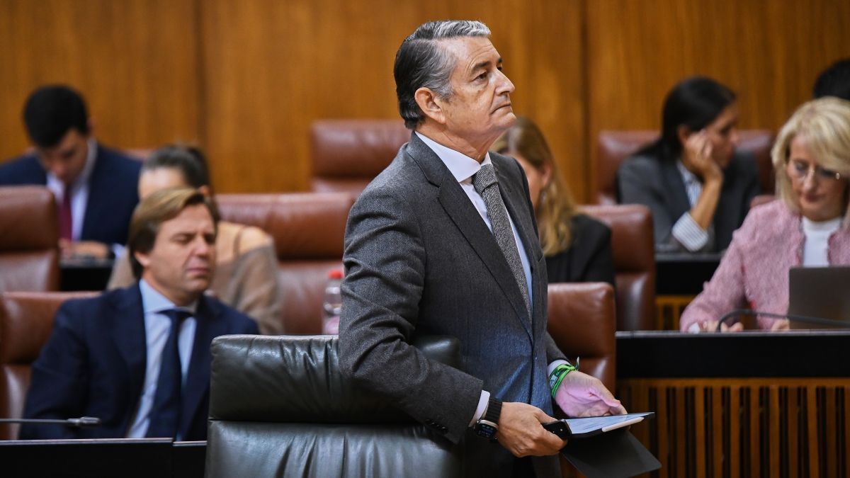 Antonio Sanz en el debate de los Presupuestos 2026 en el Parlamento | Salvador López Medina