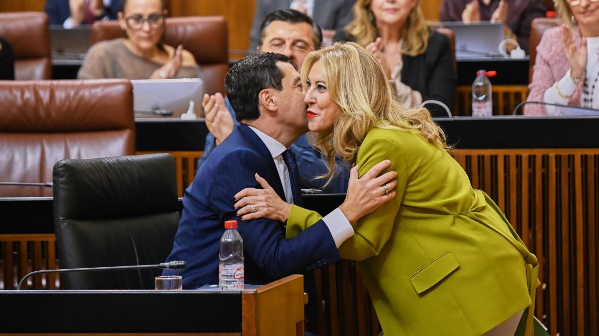 Juanma Moreno saludando a Carolina España | Salvador López Medina