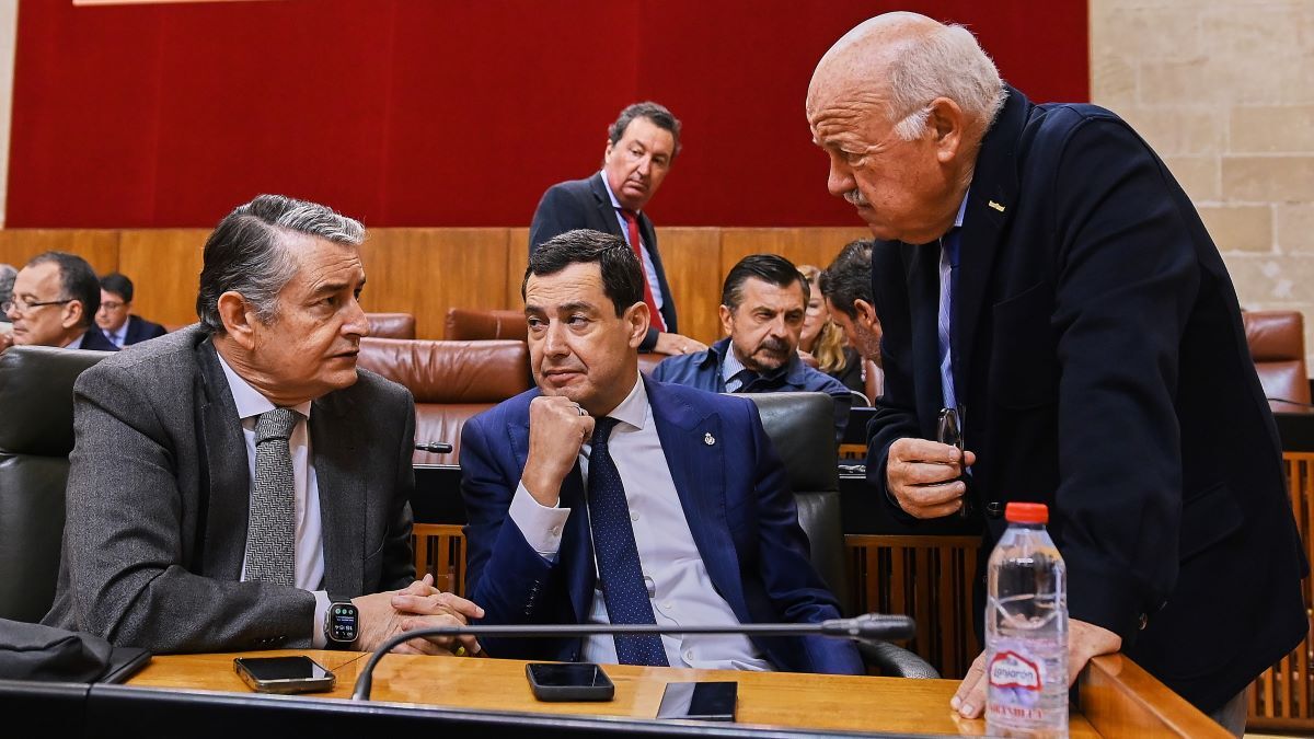 Antonio Sanz, Juanma Moreno y Jesús Aguirre en el Parlamento | Salvador López Medina