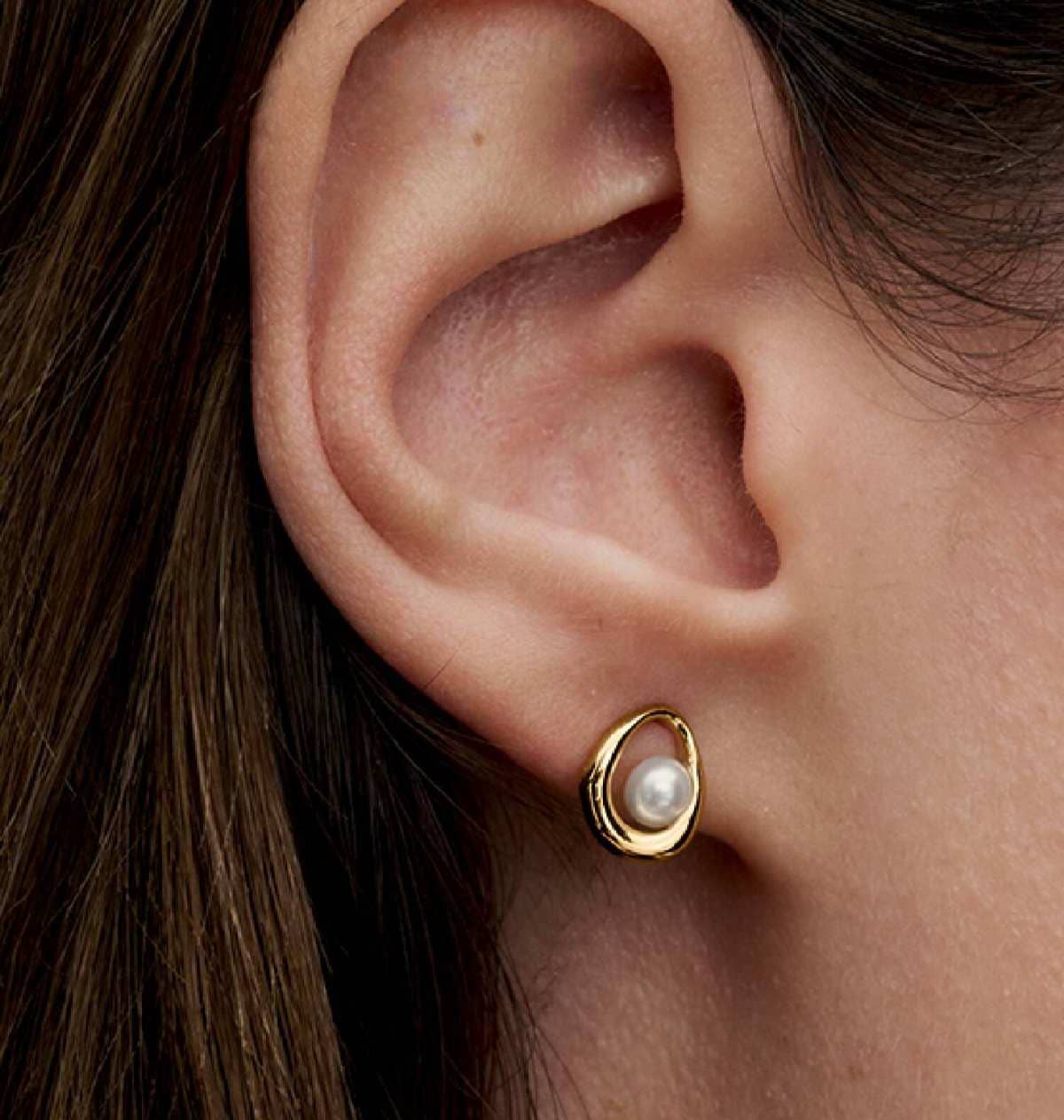 Pendientes de Botón Óvalos Forma Orgánica y Perla Cultivada de Agua Dulce de Pandora