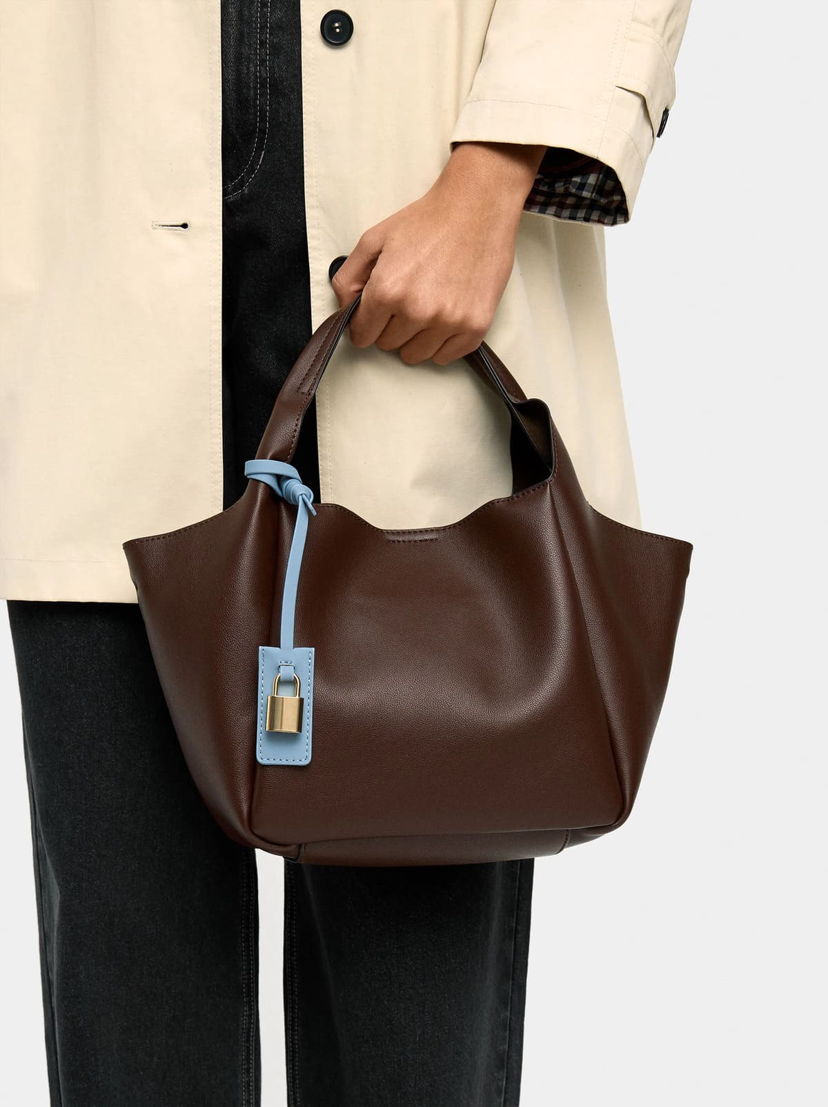 Bolso tote con colgante de candado