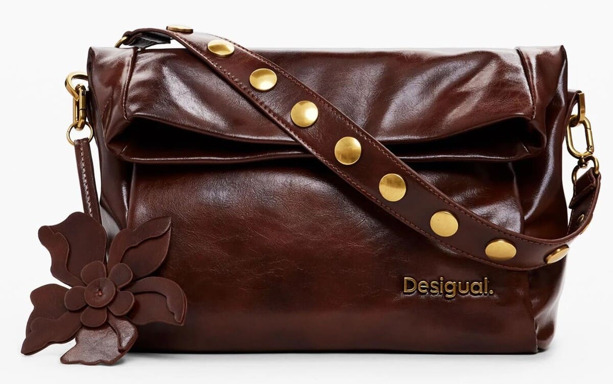 Bolso mediano brillante con detalle de flor