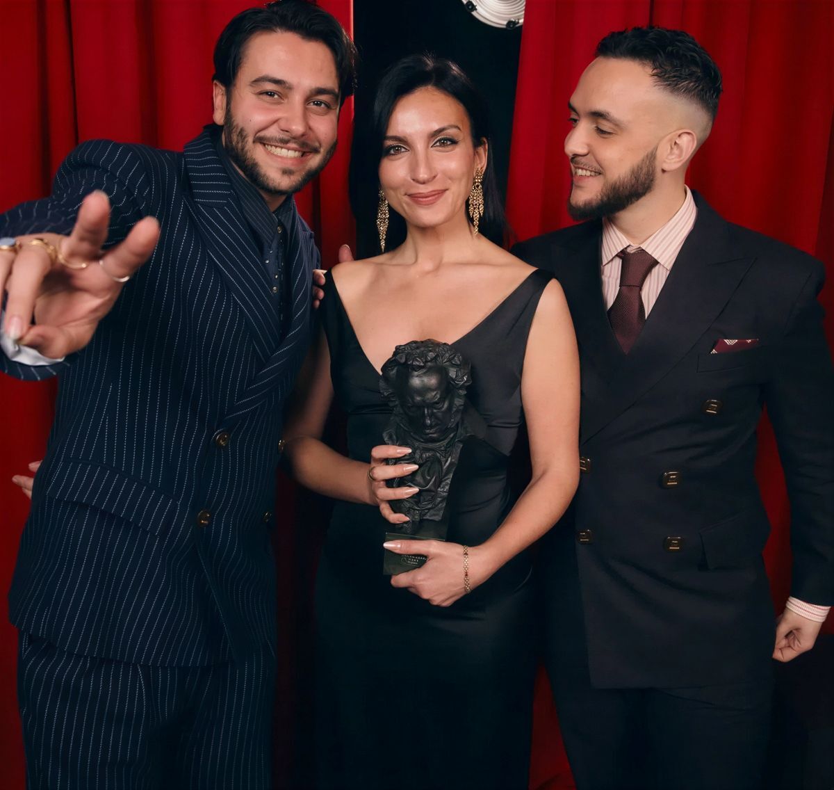 Yerai Cortés y La Tania recogiendo un premio