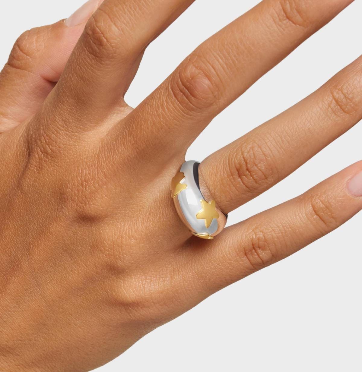 Anillo bicolor abombado con motivos Warm de TOUS