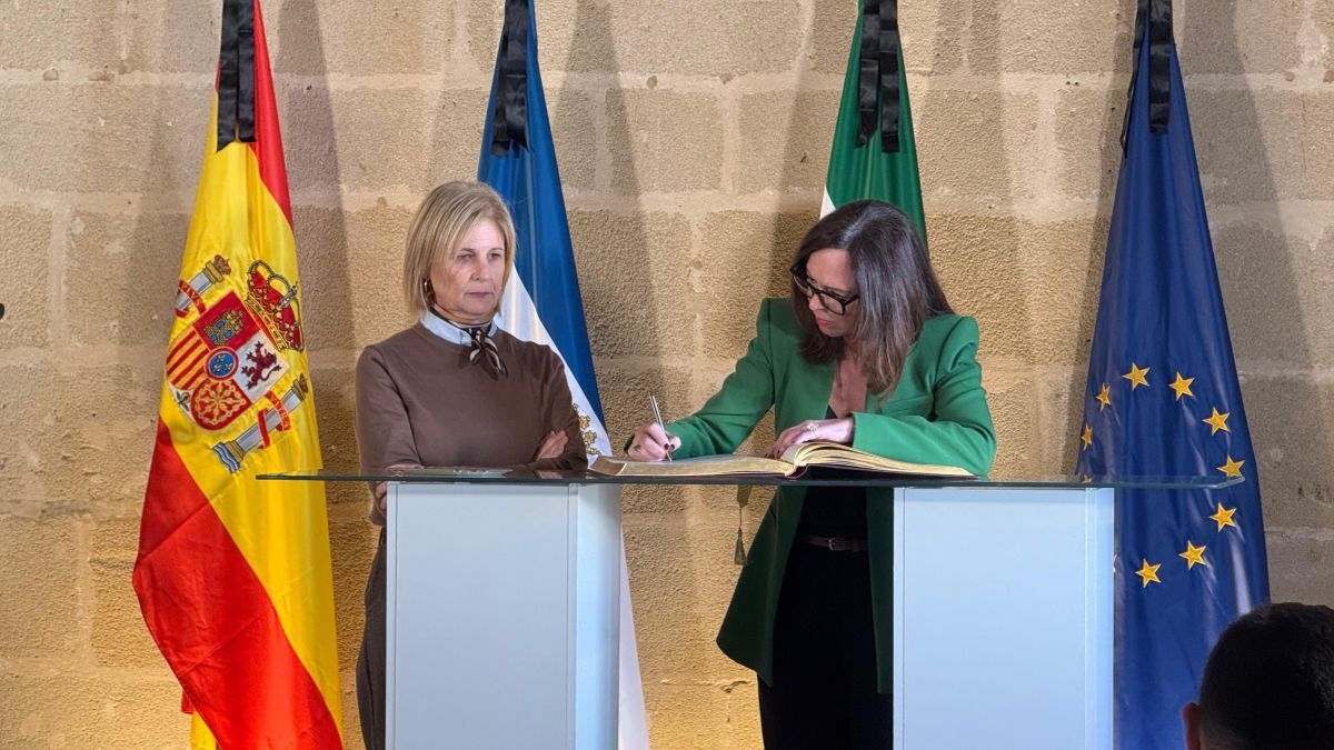 Rocío Díaz firmando en el Libro de Honor | Cristo García