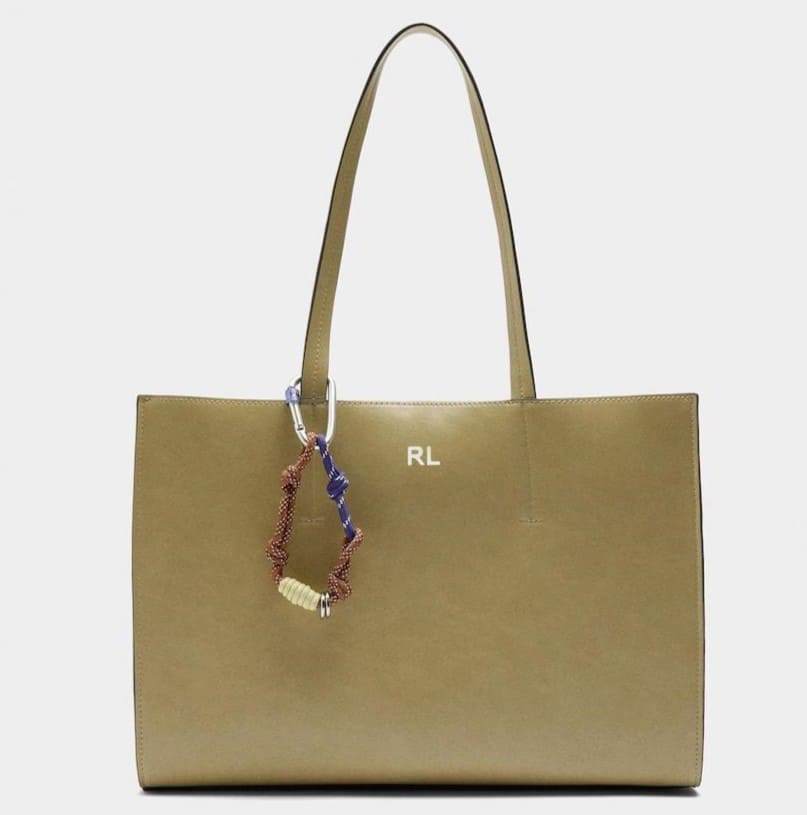 Bolso de hombro estilo shopper abierto con llavero extraíble