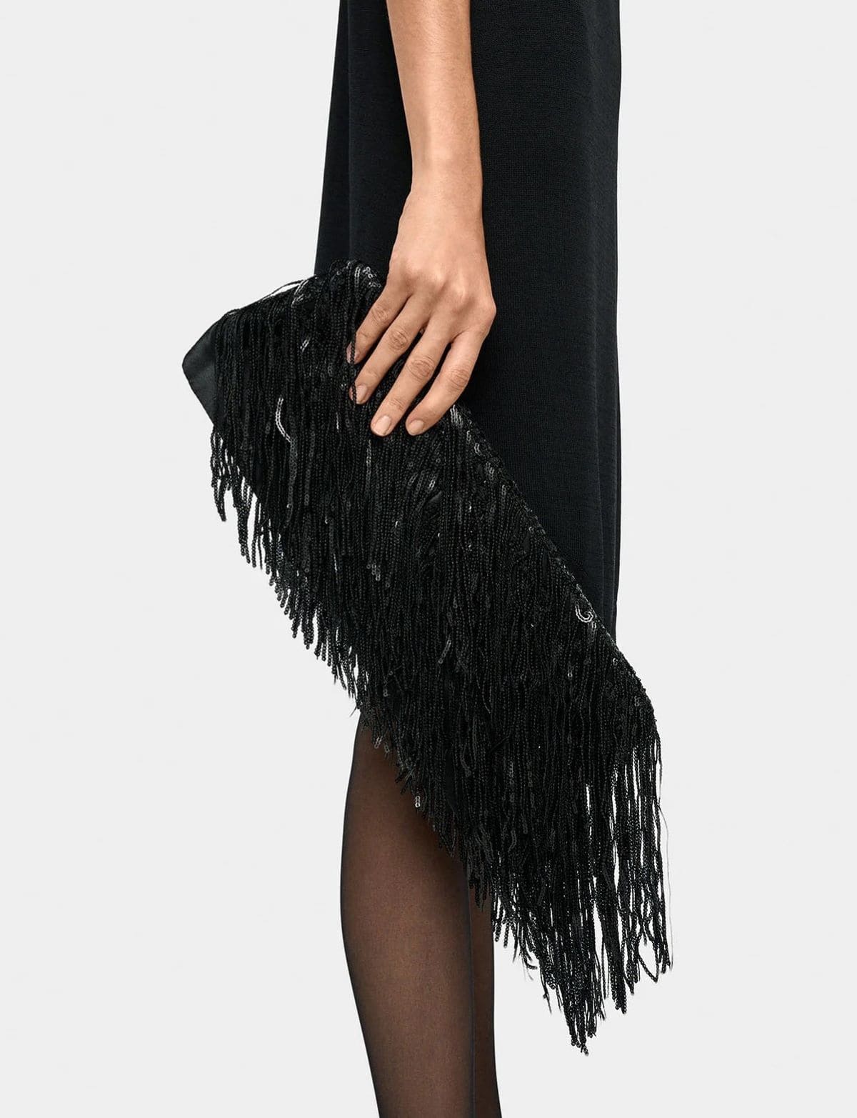 Bolso de fiesta tipo sobre con flecos