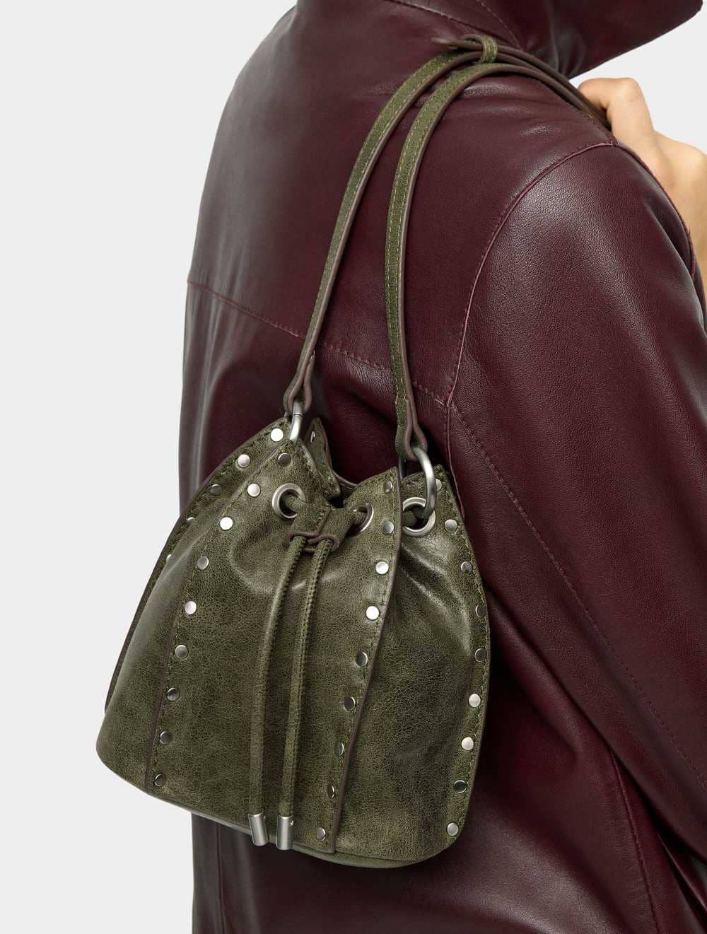 Bolso tipo cubo con tachuelas de Parfois