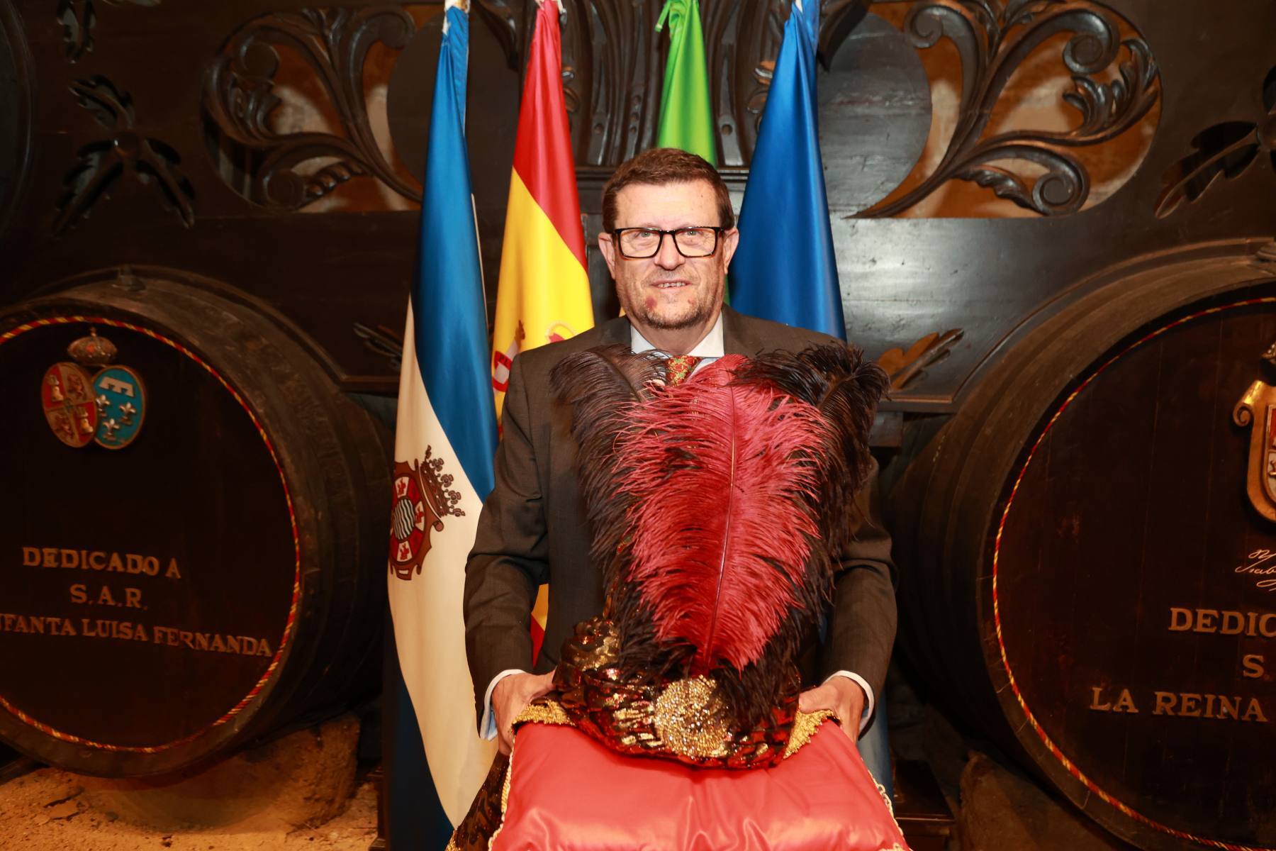 Antonio Ramírez posa con la corona de Rey Baltasar | Cristo García