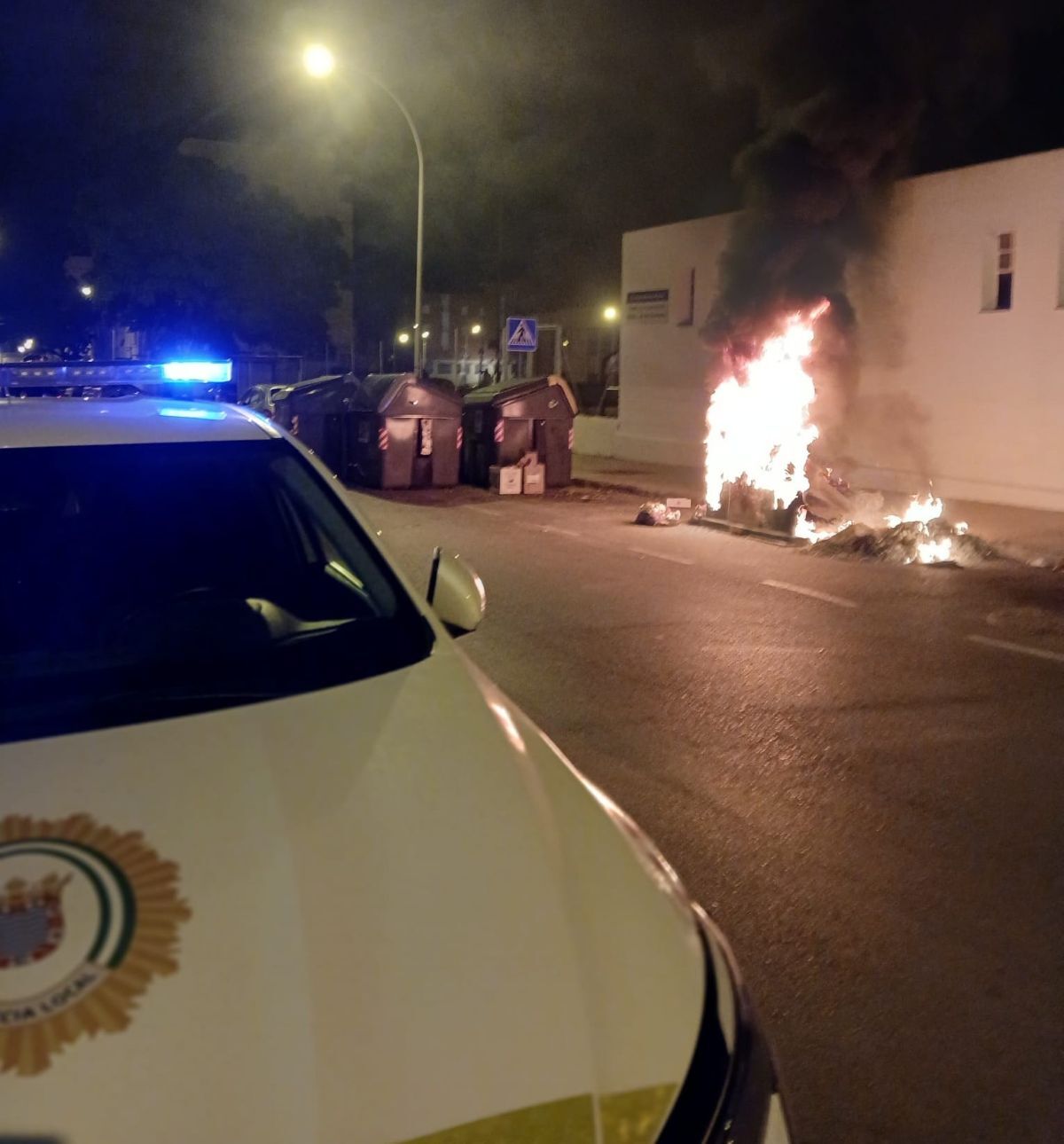 Un individuo ha prendido fuego de forma simultánea a varios contenedores en distintas calles de Jerez durante la madrugada