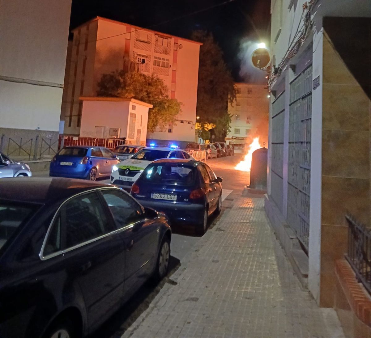 Arden varios contenedores en Jerez y detienen a un conductor sin carnet