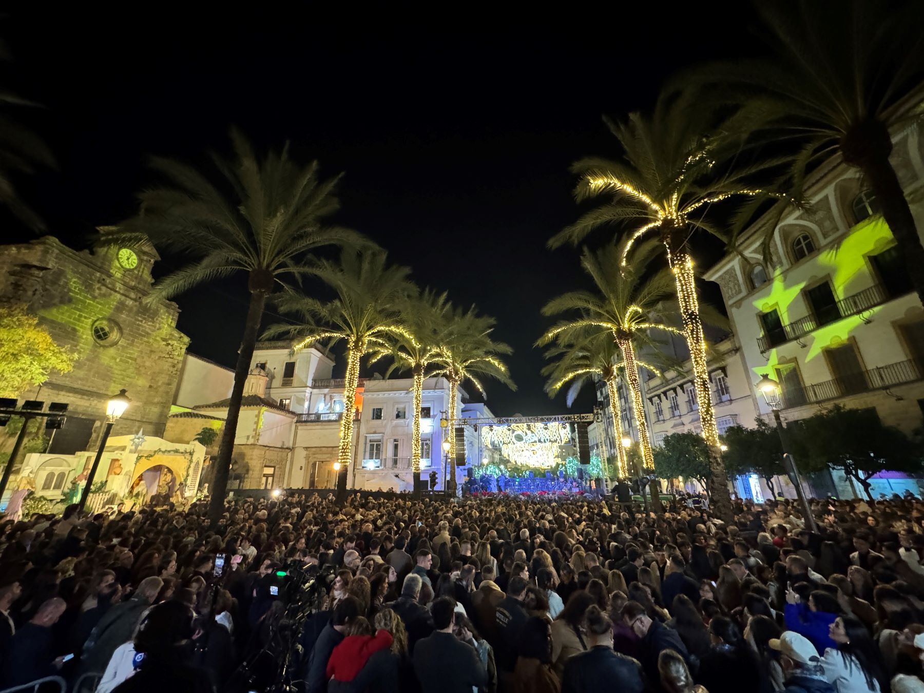 Gran afluencia de público durante el encendido del alumbrado de Navidad en Jerez | Cristo García