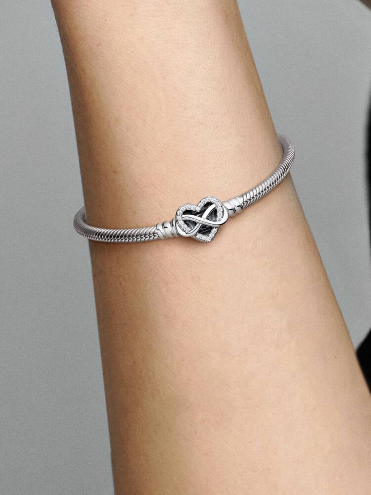 Pulsera de Cadena de Serpiente con Cierre de Corazón Infinito Brillante de Pandora