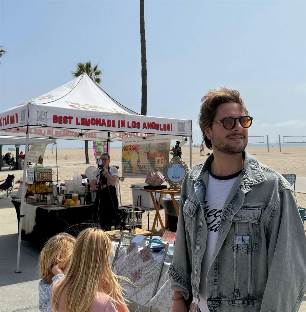 Manuel Carrasco junto a sus dos hijos