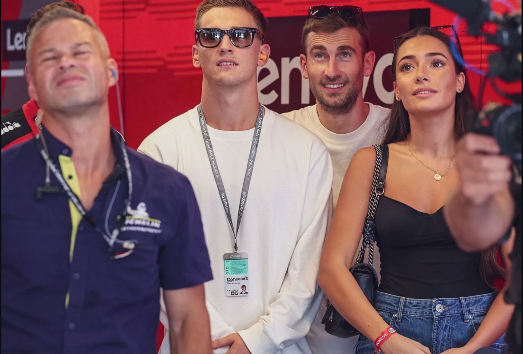 Gavi junto a Ana Pelayo disfrutando de una prueba de motociclismo