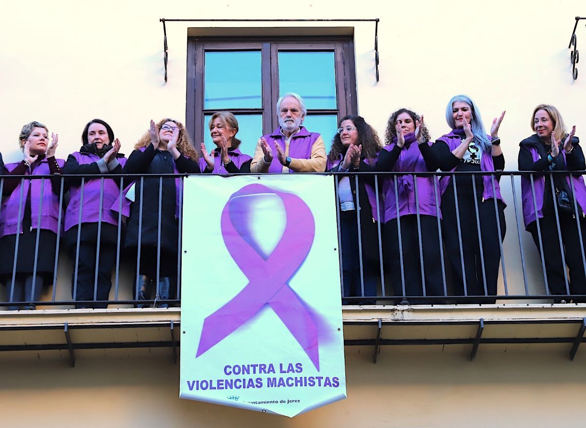 Colocación de la pancarta en el balcón del Ayuntamiento de Jerez