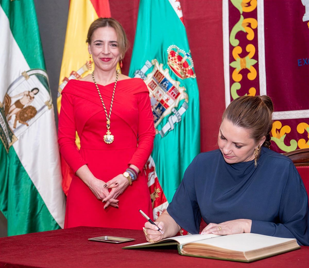Niña Pastori junto a Almudena Martínez, presidenta de Diputación de Cádiz