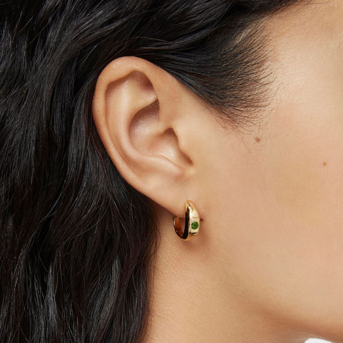 Pendientes aro cortos con baño de oro 18 kt sobre plata y cromo diópsido Basic Colors de Tous