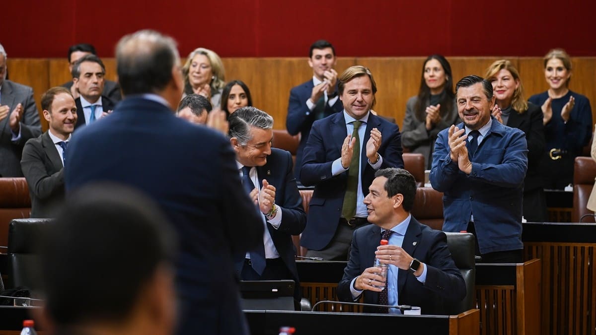 Juanma Moreno es aplaudido por la bancada popular | Salvador López Medina