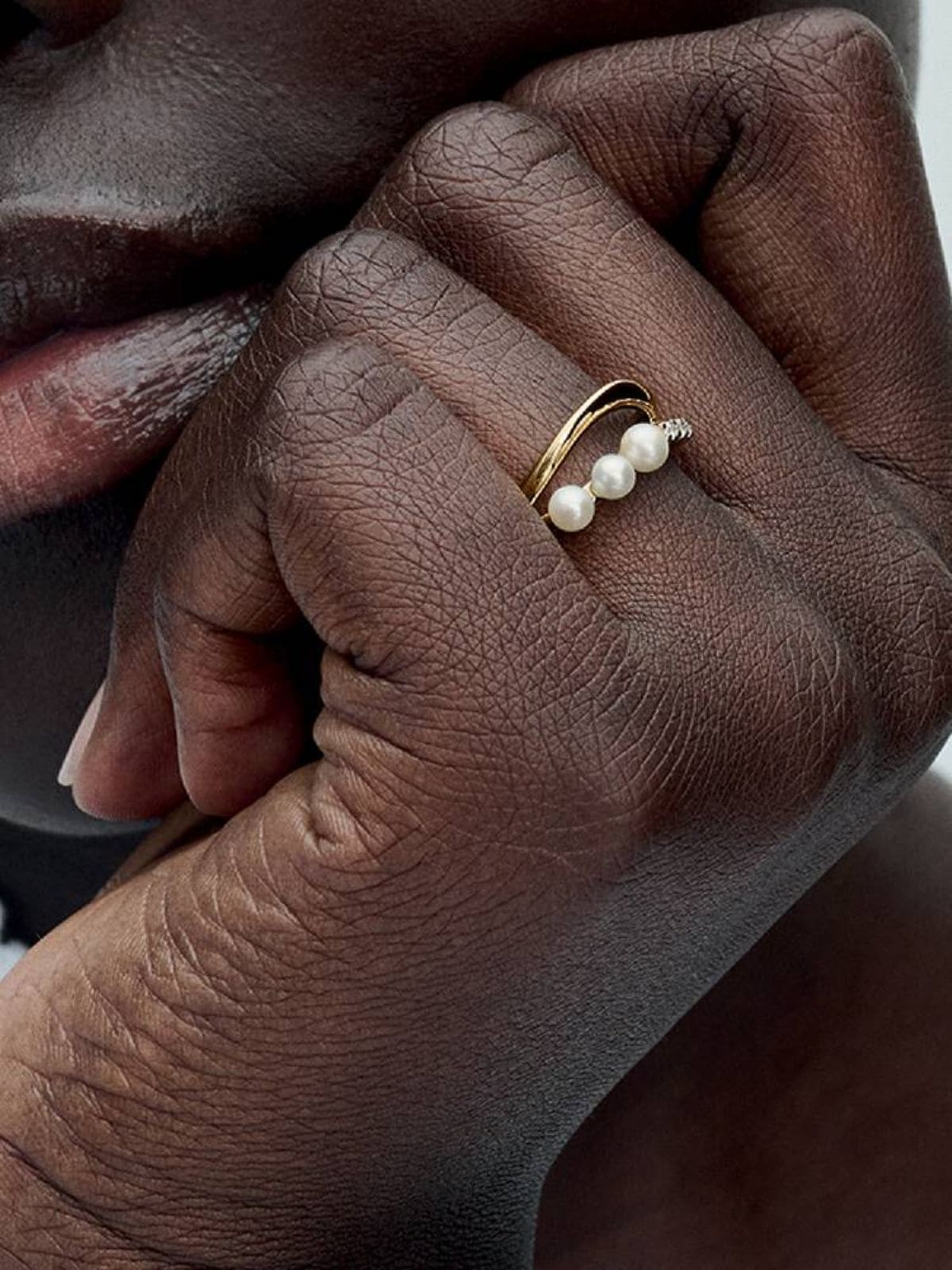 Anillo Perla Cultivada de Agua Dulce y Doble Banda Forma Orgánica de Pandora