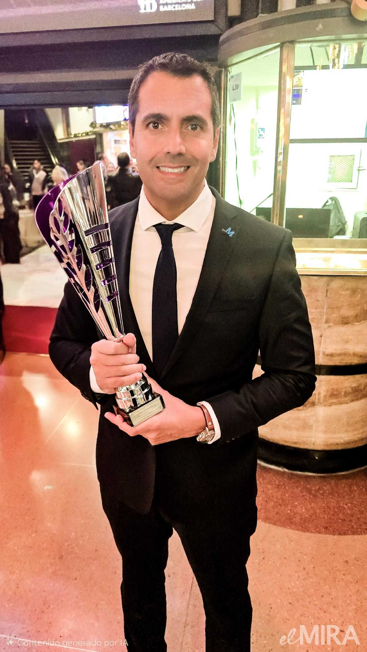 Jaime Núñez, CEO del Grupo MIRA, posa con el premio a las puertas del Teatro Capitol