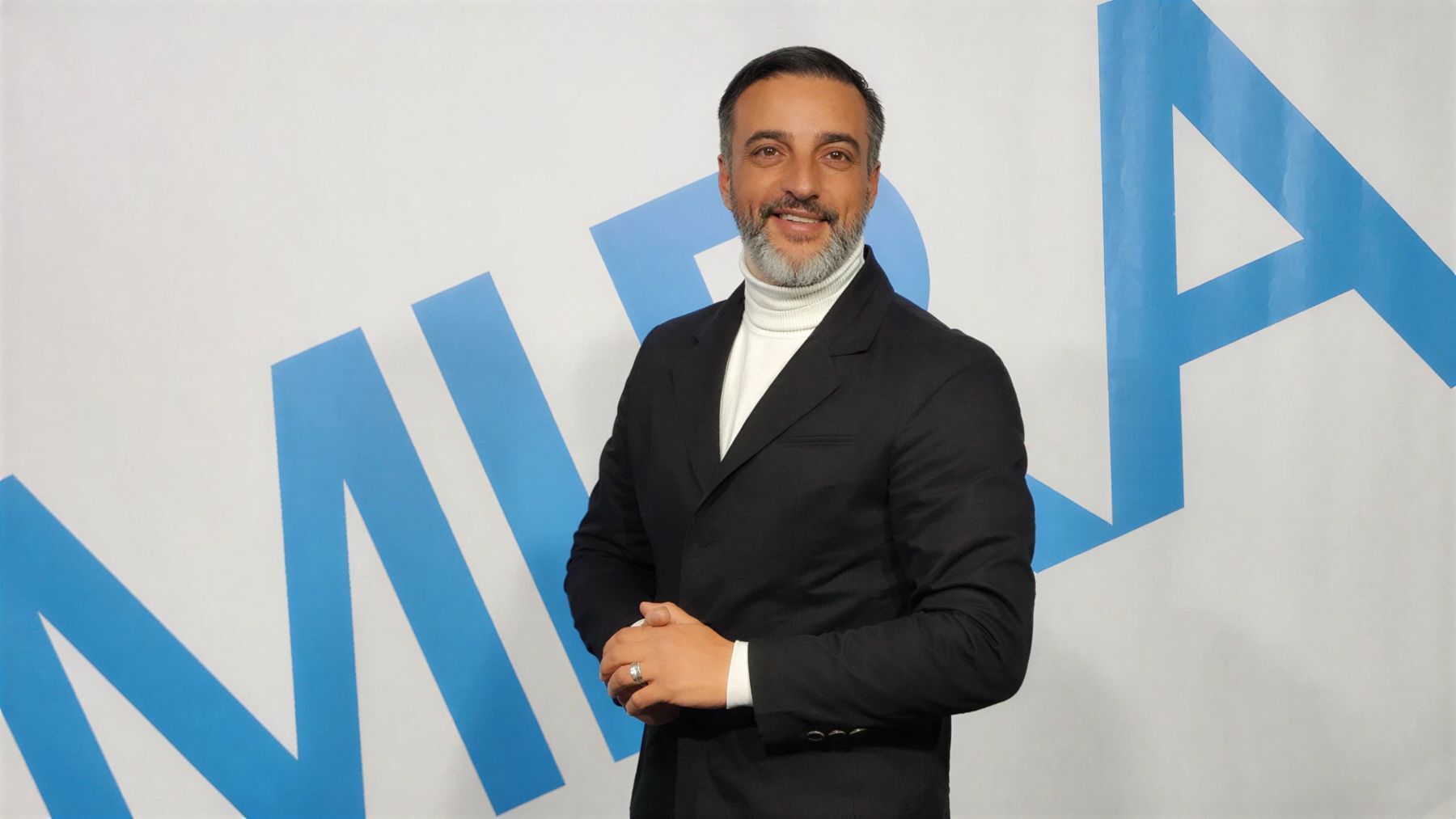 José Antonio Díaz en el plató de MIRAtv