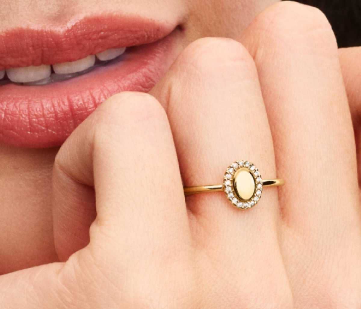 Anillo Halo Ovalado Grabable de Pandora