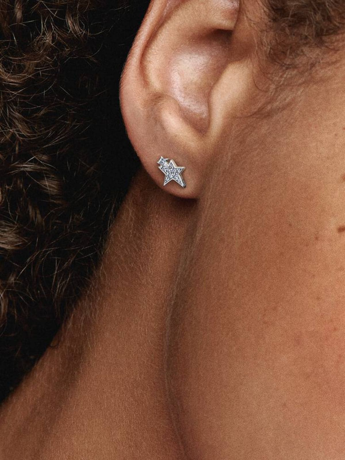 Pendientes de botón Estrellas Asimétricas Brillantes de Pandora