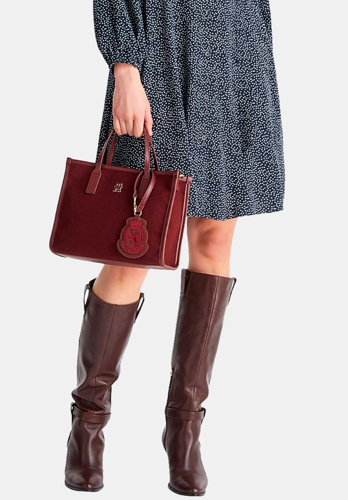 Tommy Hilfiger Bolso estilo mini tote con acabado afelpado en color burdeos en El Corte Inglés