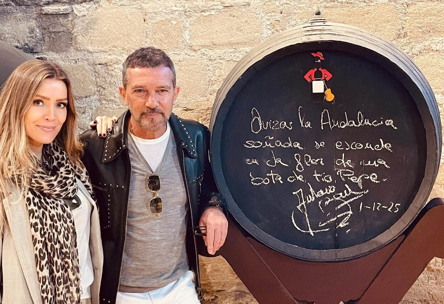 Antonio Banderas firma una bota de la Bodega González Byass en Jerez