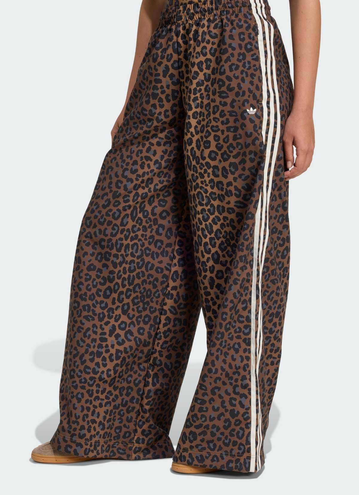 Pantalón Firebird Oversized Leopard de Adidas