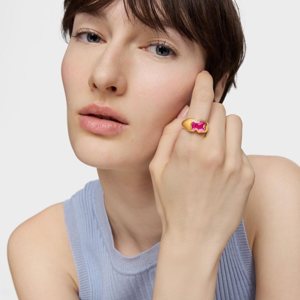 Anillo mediano con baño de oro 18 kt sobre plata y rubí creado en laboratorio Icon Color LGG de Tous