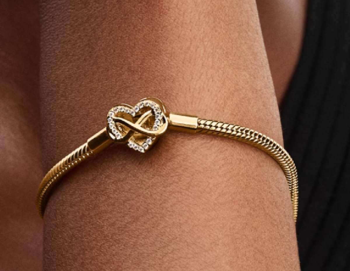 Pulsera de Cadena de Serpiente con Cierre de Corazón Infinito Brillante de Pandora