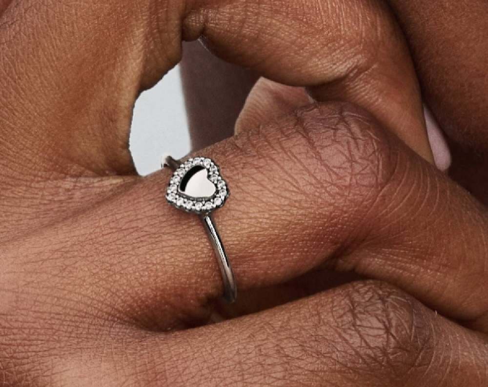 Anillo Halo y Corazón Grabable de Pandora