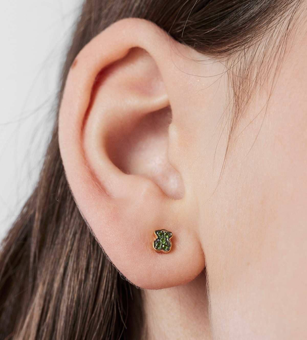 Pendientes con baño de oro 18 kt sobre plata y oso de cromodiópsidos TOUS New Motif