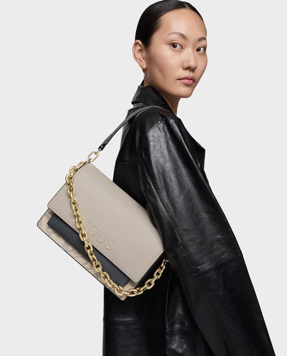 Bolso bandolera mediano con cierre de botón imantado y solapa