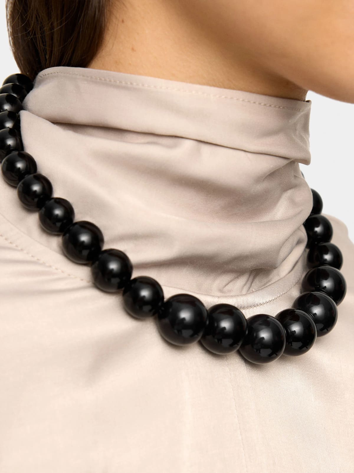 Collar corto con abalorios