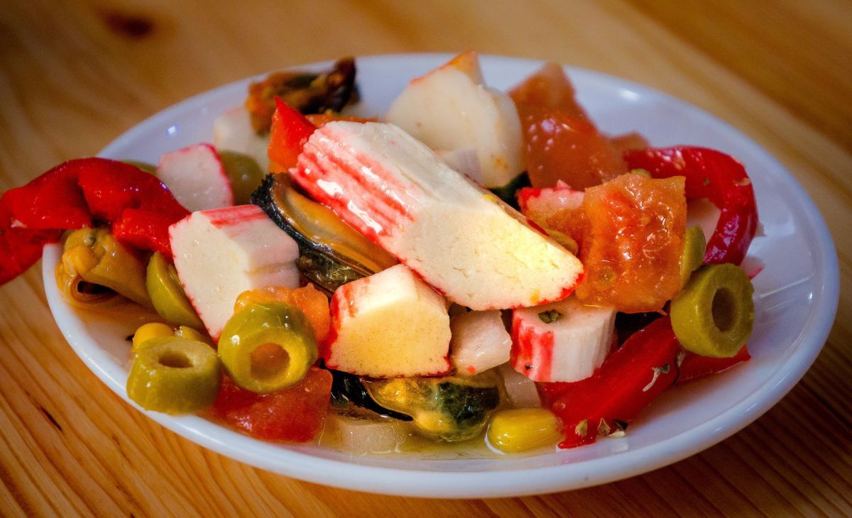 Tapa de salpicón de marisco preparado en Ceuta