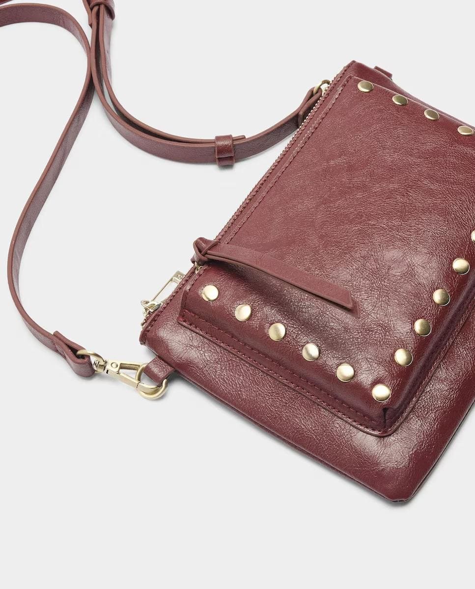 Bandolera fina con tachuelas y cierre de cremallera en liso