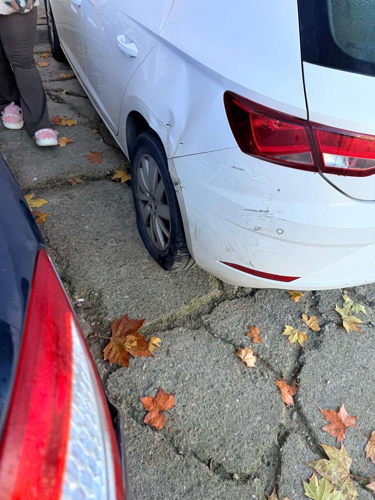 Coche dañado en la Avenida Solidaridad