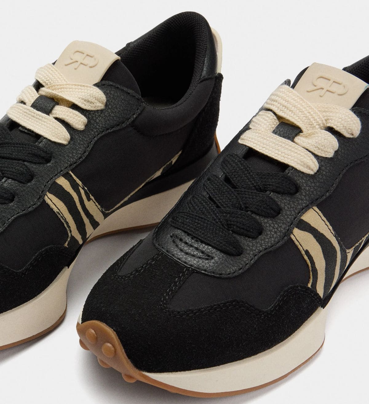 Zapatillas con detalles estampado animal de Parfois