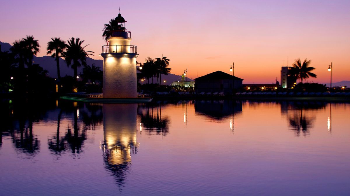 Faro de Ceuta en el Parque Marítimo del Mediterráneo